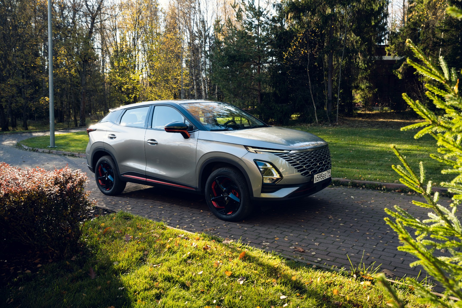 Футуристичный кроссовер OMODA С5 с новым мотором и полным приводом