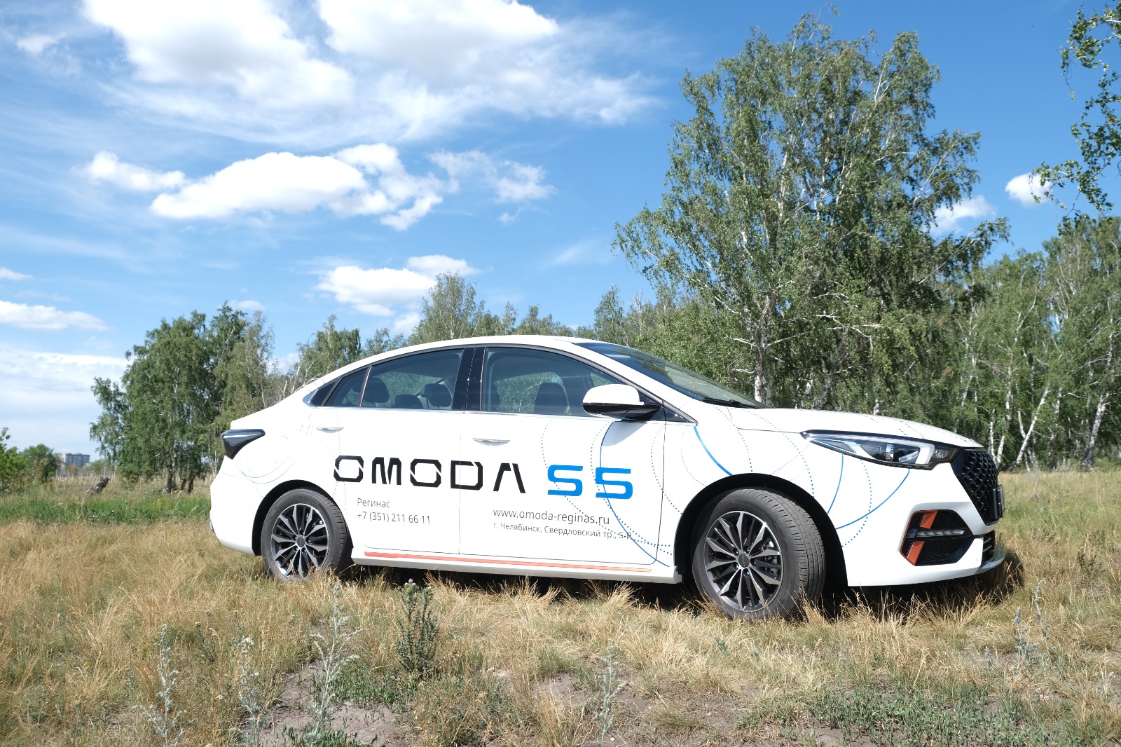 Новый седан OMODA протестировали на городской трассе и грунтовке