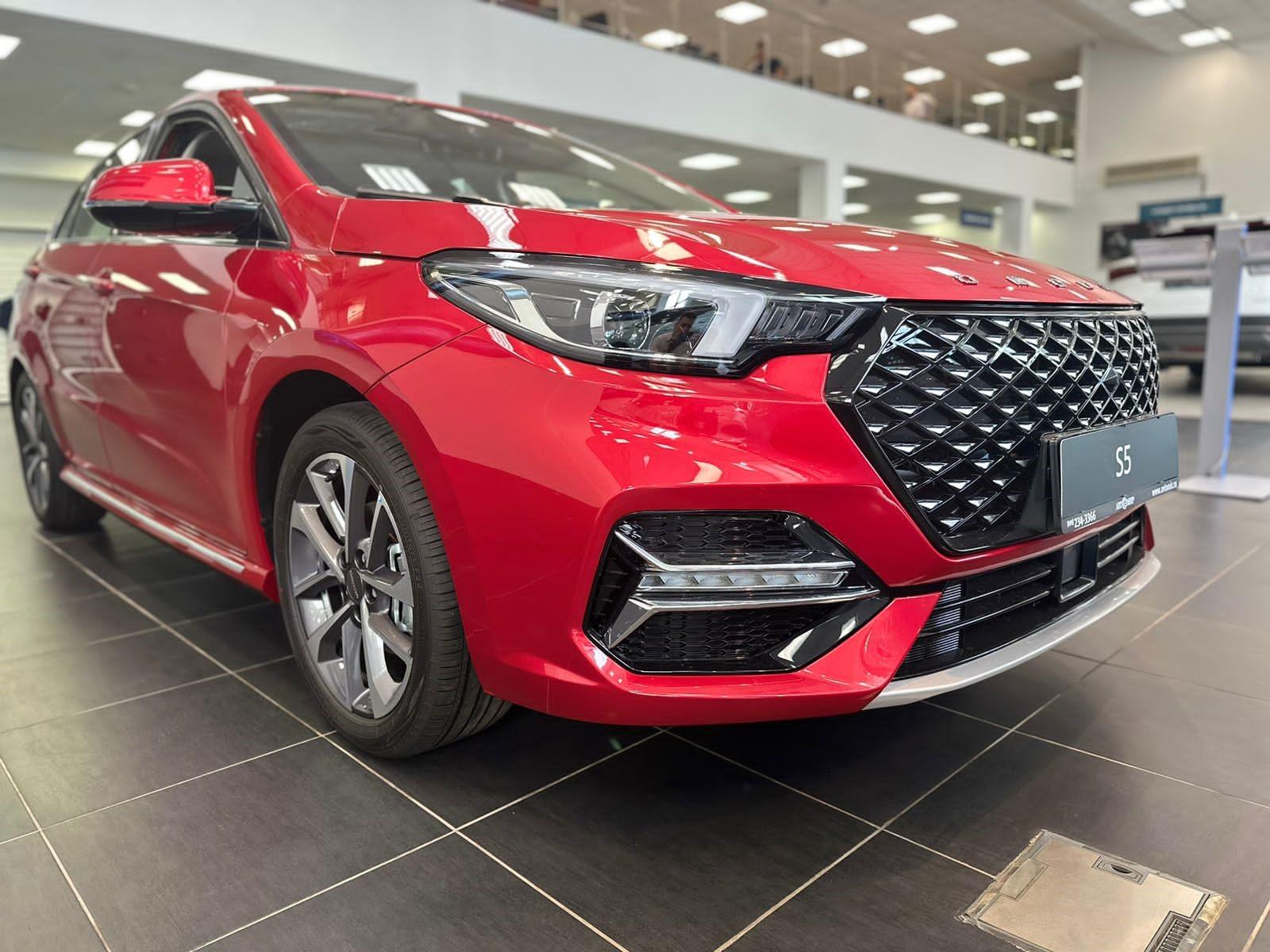 Яркий седан OMODA S5 в наличии в Автомире