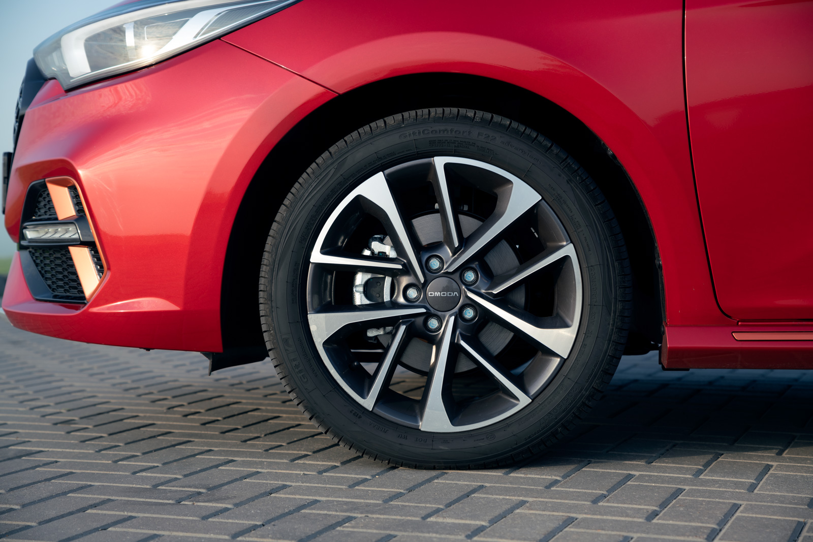 16 или 17 легкосплавные двухцветные колесные диски придают мне уникальный стиль.