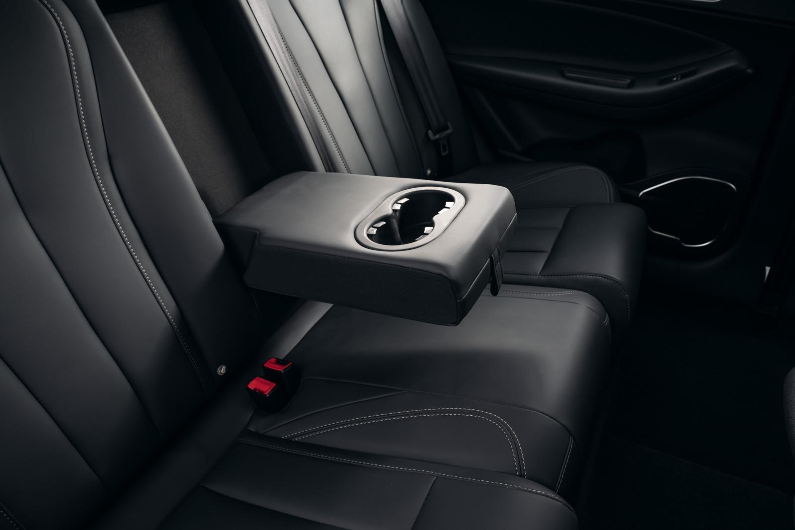 Сиденье водителя с электрическими регулировками в шести направлениях помогут почувствовать настоящий комфорт.