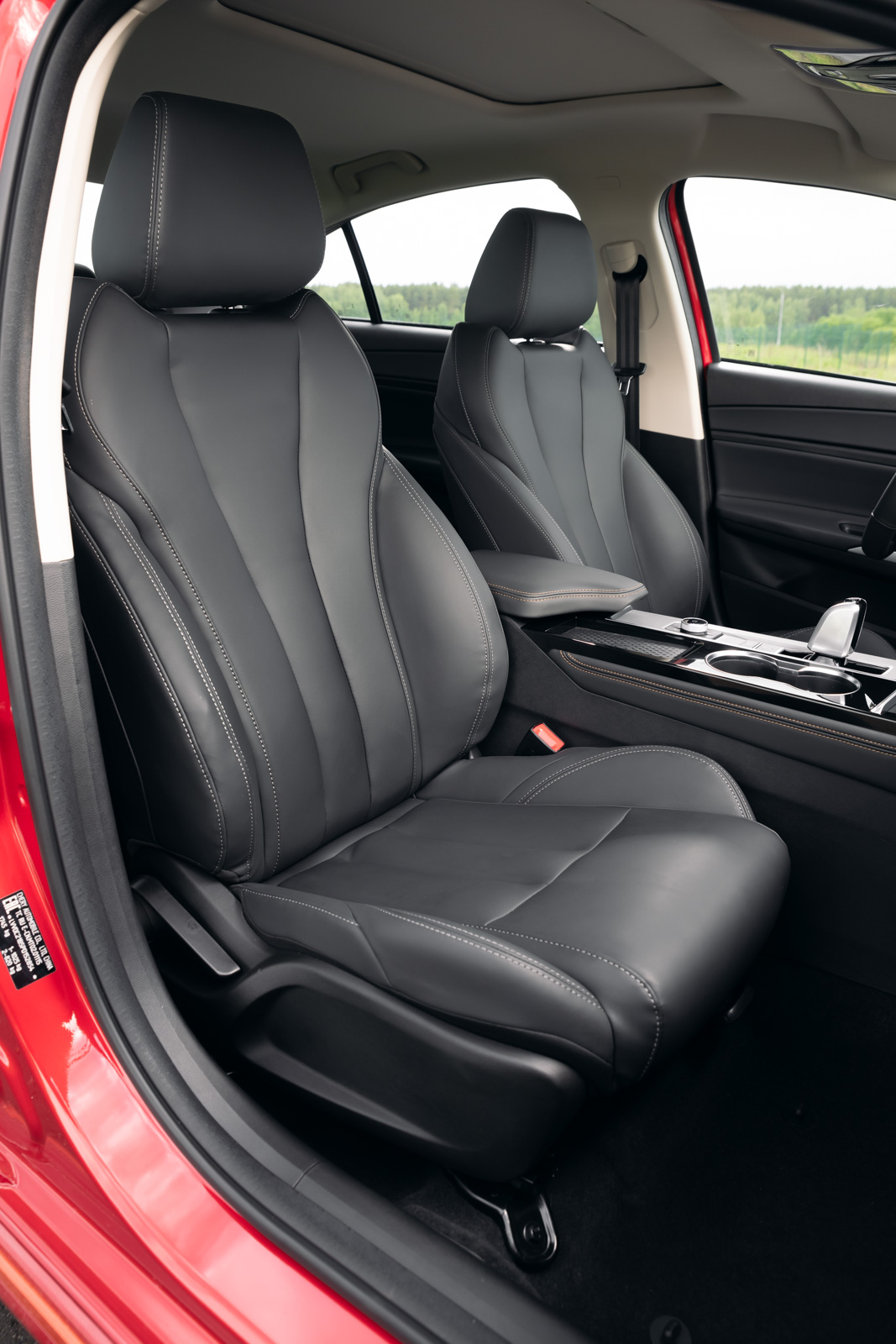 Передние сиденья с развитой боковой поддержкой в области поясницы и плеч.