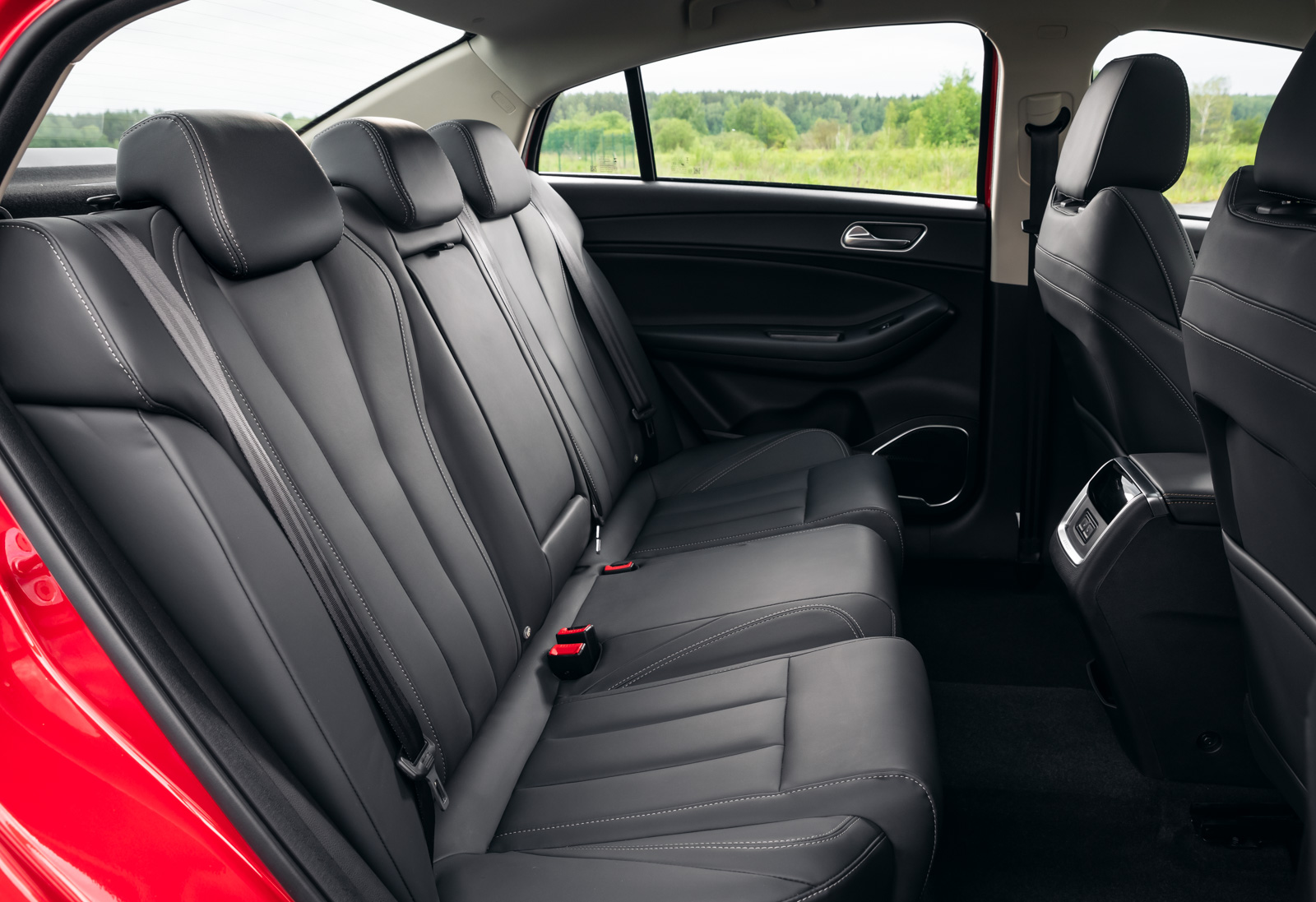 Просторный салон для пассажиров первого и второго ряда сидений, длинная колесная база.