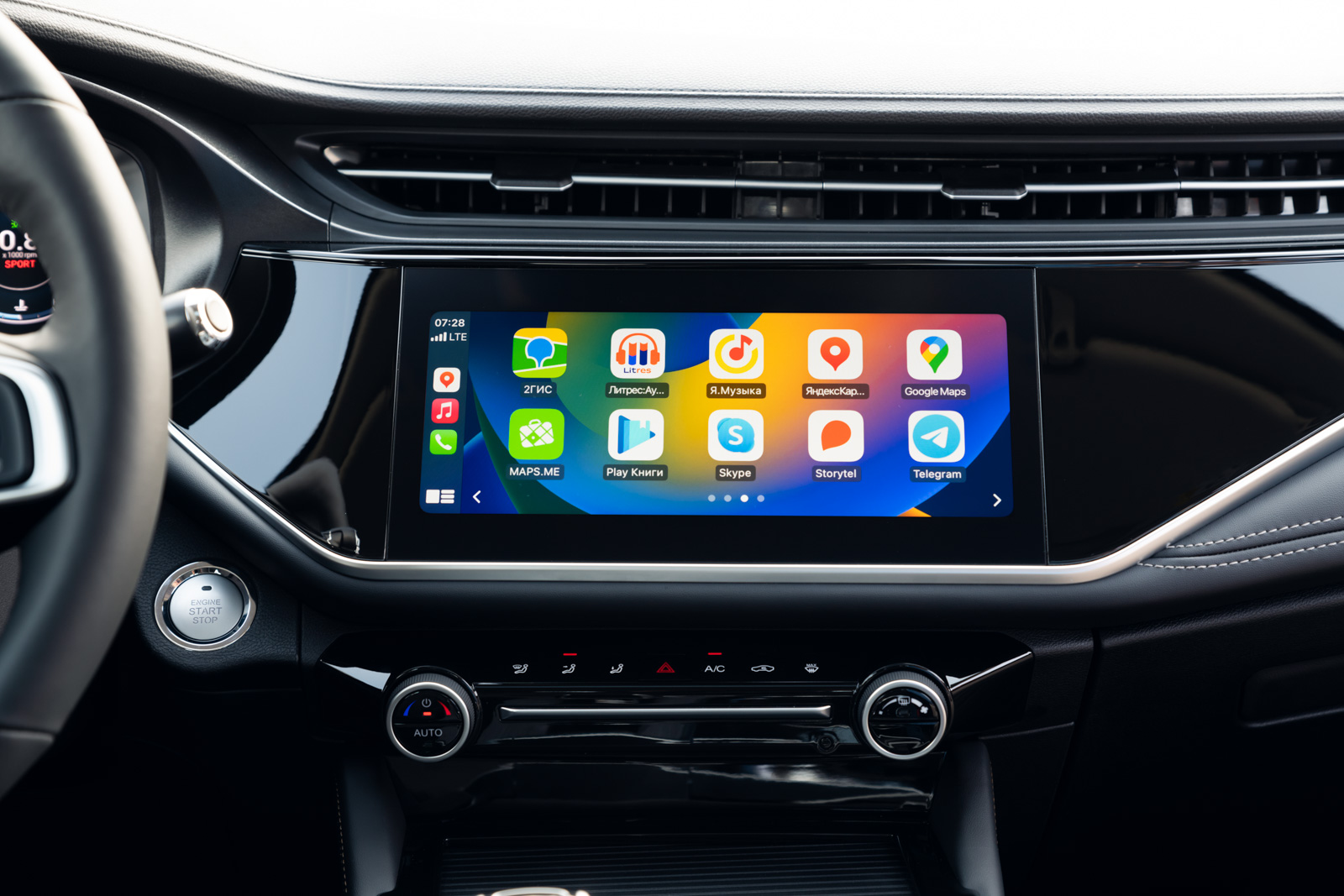 Удобные сервисы из твоего смартфона всегда под рукой с помощью Apple CarPlay и Android Auto.
