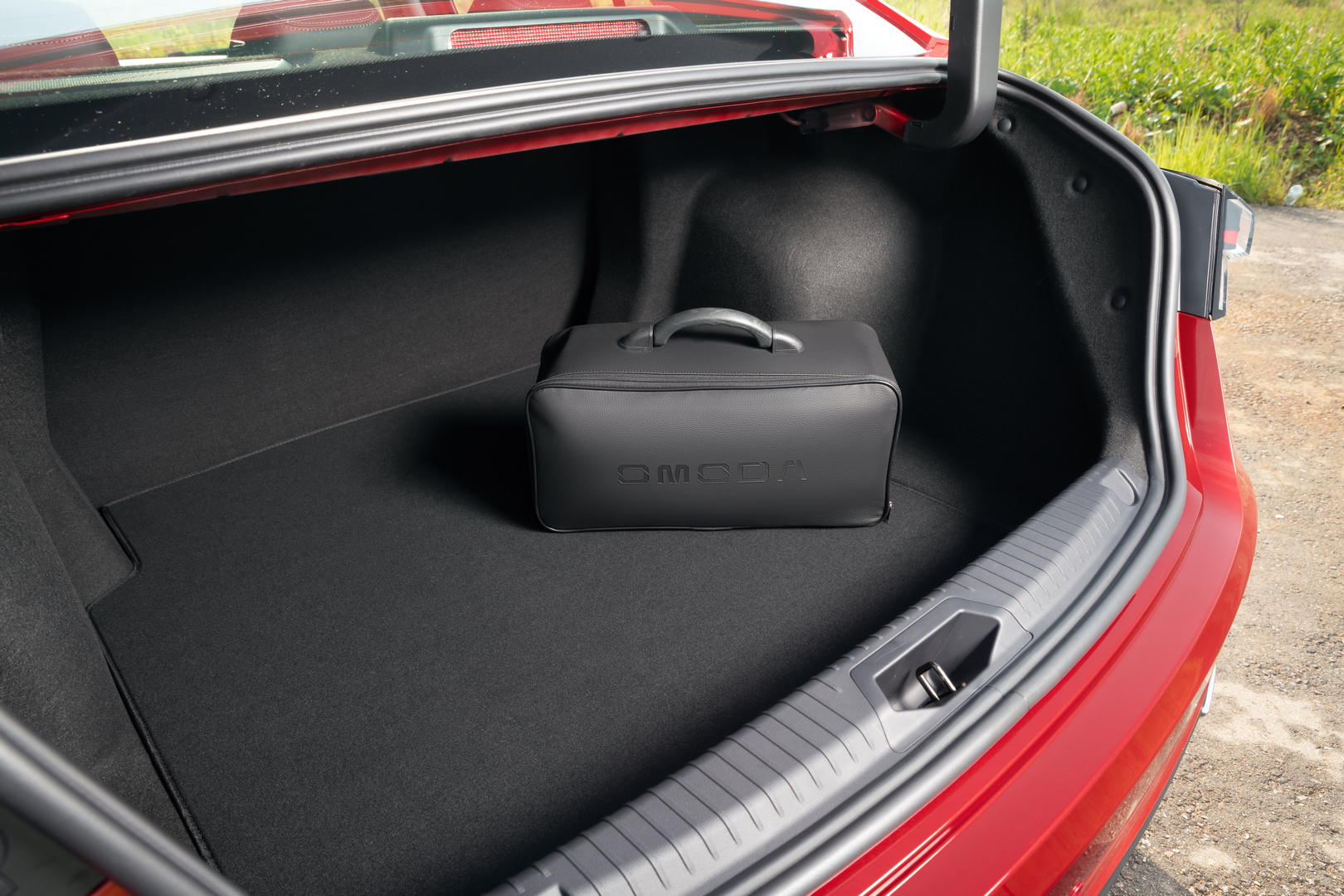 Широкий и глубокий проем багажника для перевозки вещей, объем которого достигает 482 литра поможет отправиться в самые долгие путешествия.