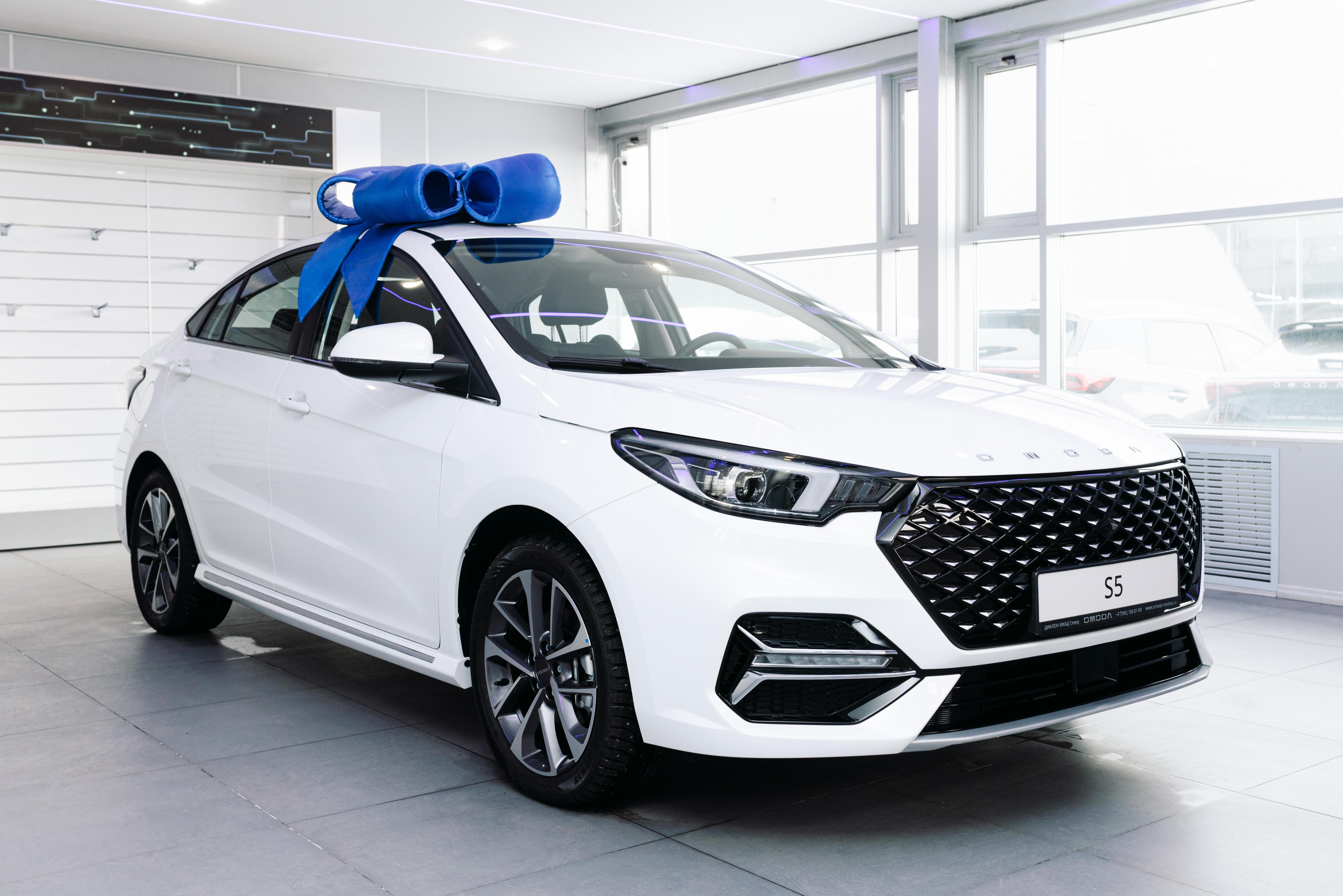 OMODA и Авито подвели итоги совместного конкурса и вручили главный приз — стильный городской седан OMODA S5