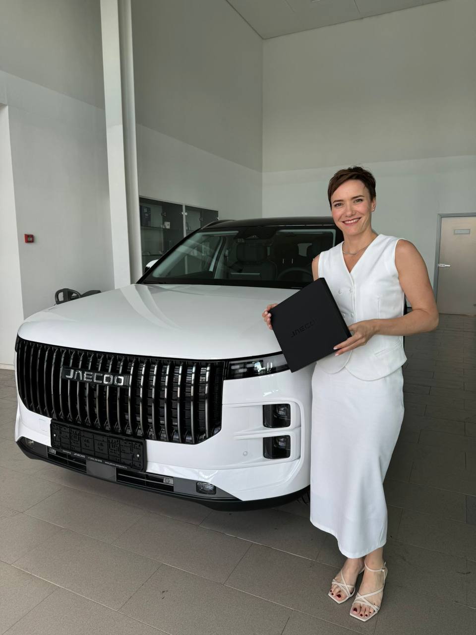 Элегантный автомобиль для элегантной девушки!