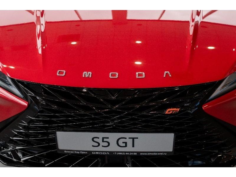 OMODA S5 GT - стильный и динамичный седан, который идеально подходит для любителей активного отдыха. 