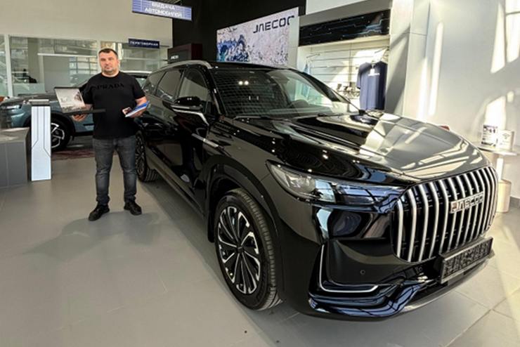 Поздравляем дорогих клиентов с приобретением нового автомобиля Jaecoo J8!