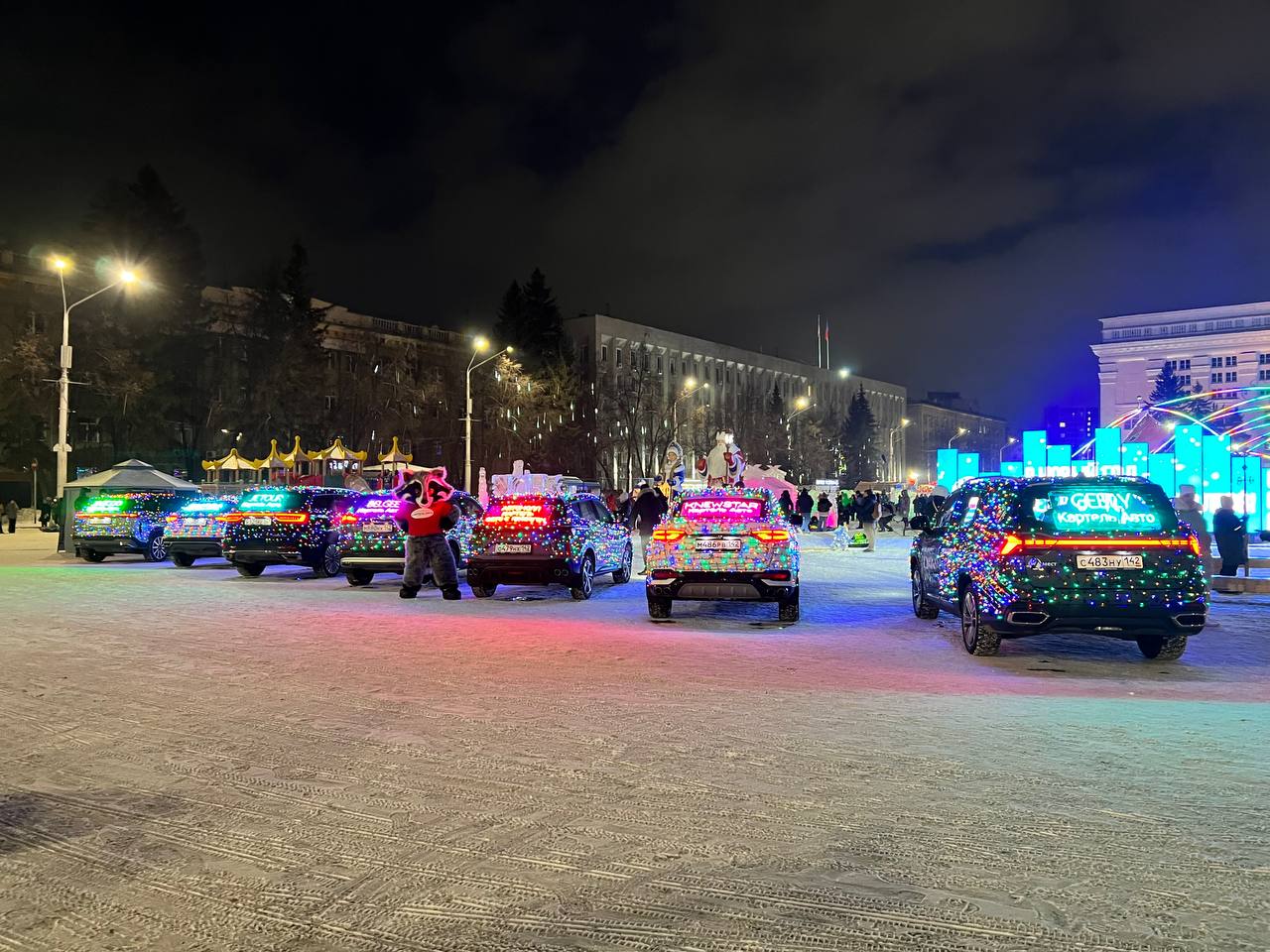 OMODA C5 принял участие в автопробеге с гирляндами и открытии ледового городка в Кемерове на Площади Советов