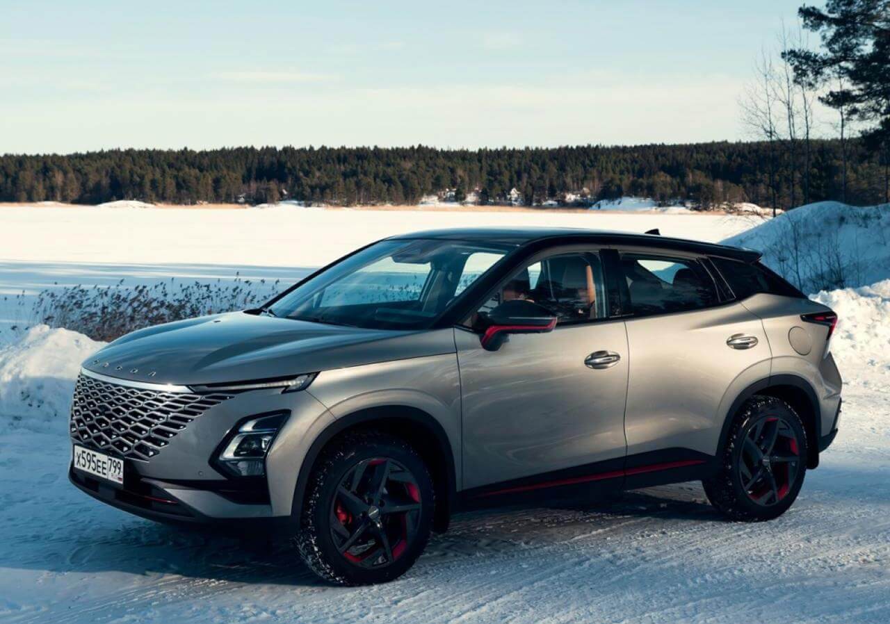 Теплые опции, а именно подогрев руля, сидений, лобового стекла автомобиля марки OMODA