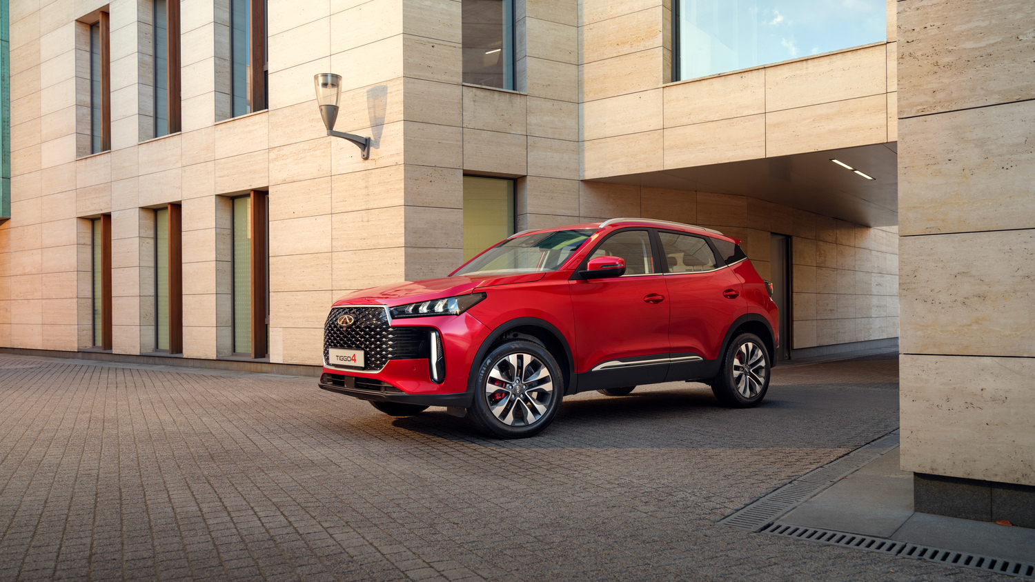 Интеллектуальная безопасность кроссовера TIGGO 4 превращает новичков в уверенных автомобилистов