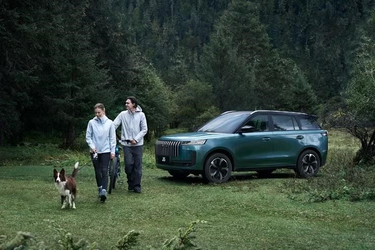 Премьера 2025 года — компактный JAECOO J5 для активного отдыха.