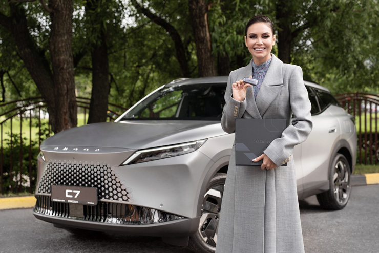 Стильный и с характером: Ляйсан Утяшева поделилась впечатлениями о новом OMODA C7