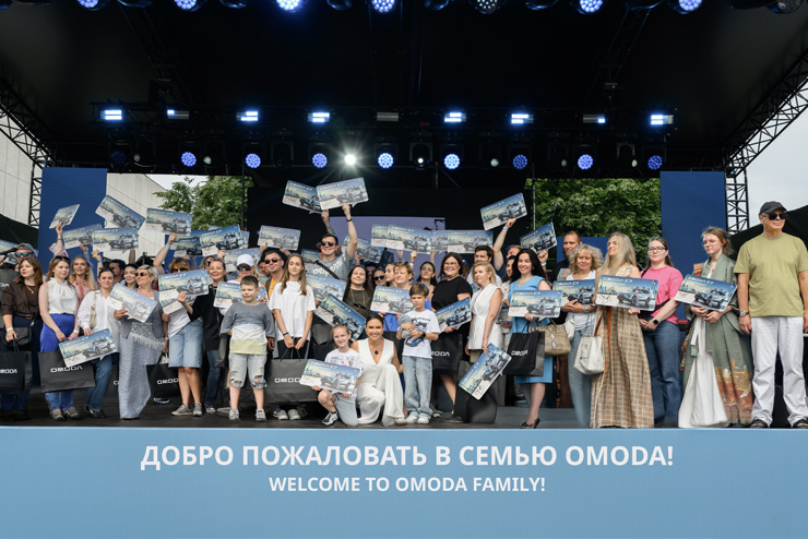 Ляйсан Утяшева наградила первых владельцев OMODA C7 на сцене масштабного московского фестиваля