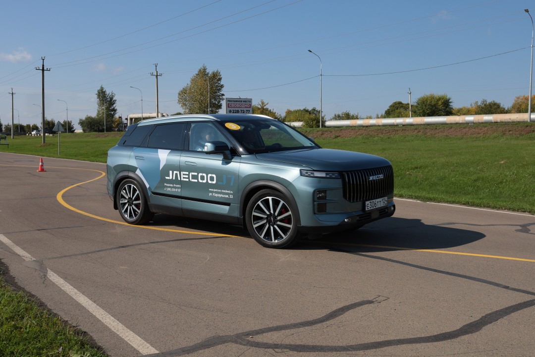 Испытайте свободу движения с JAECOO J7! Запишитесь на тест-драйв в Красноярске!