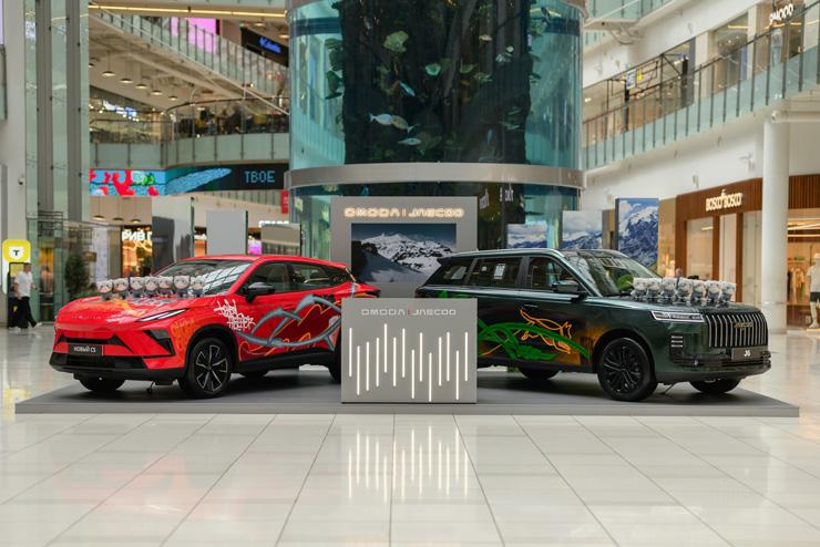 Стрит-арт и технологии: OMODA и JAECOO показывают расписанные вручную автомобили в ТРЦ «Авиапарк»