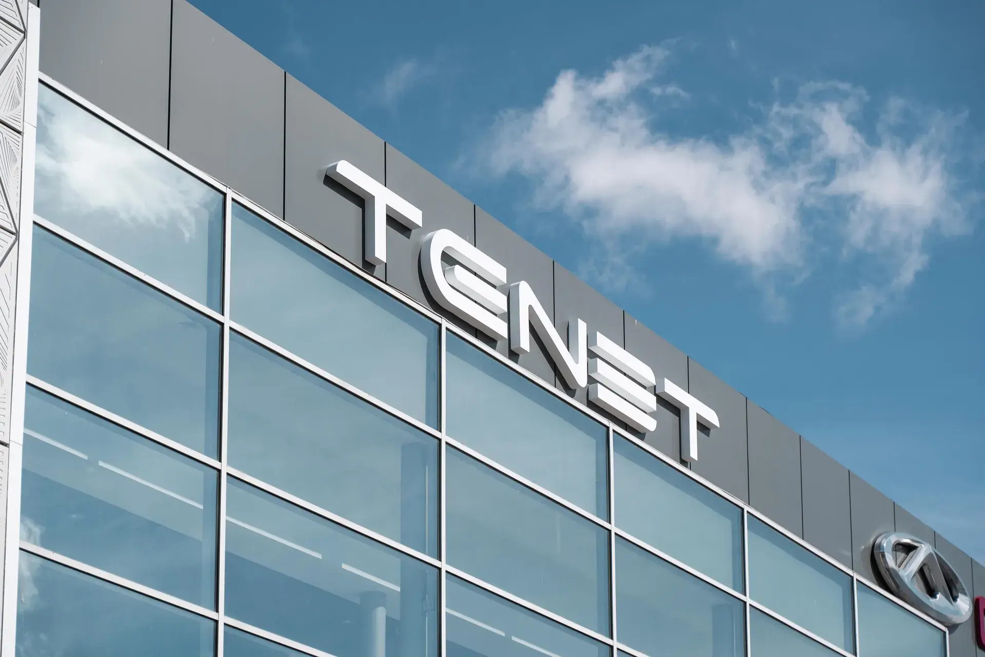 Автосалон TENET Аларм-Моторс в Санкт-Петербурге — фасад здания