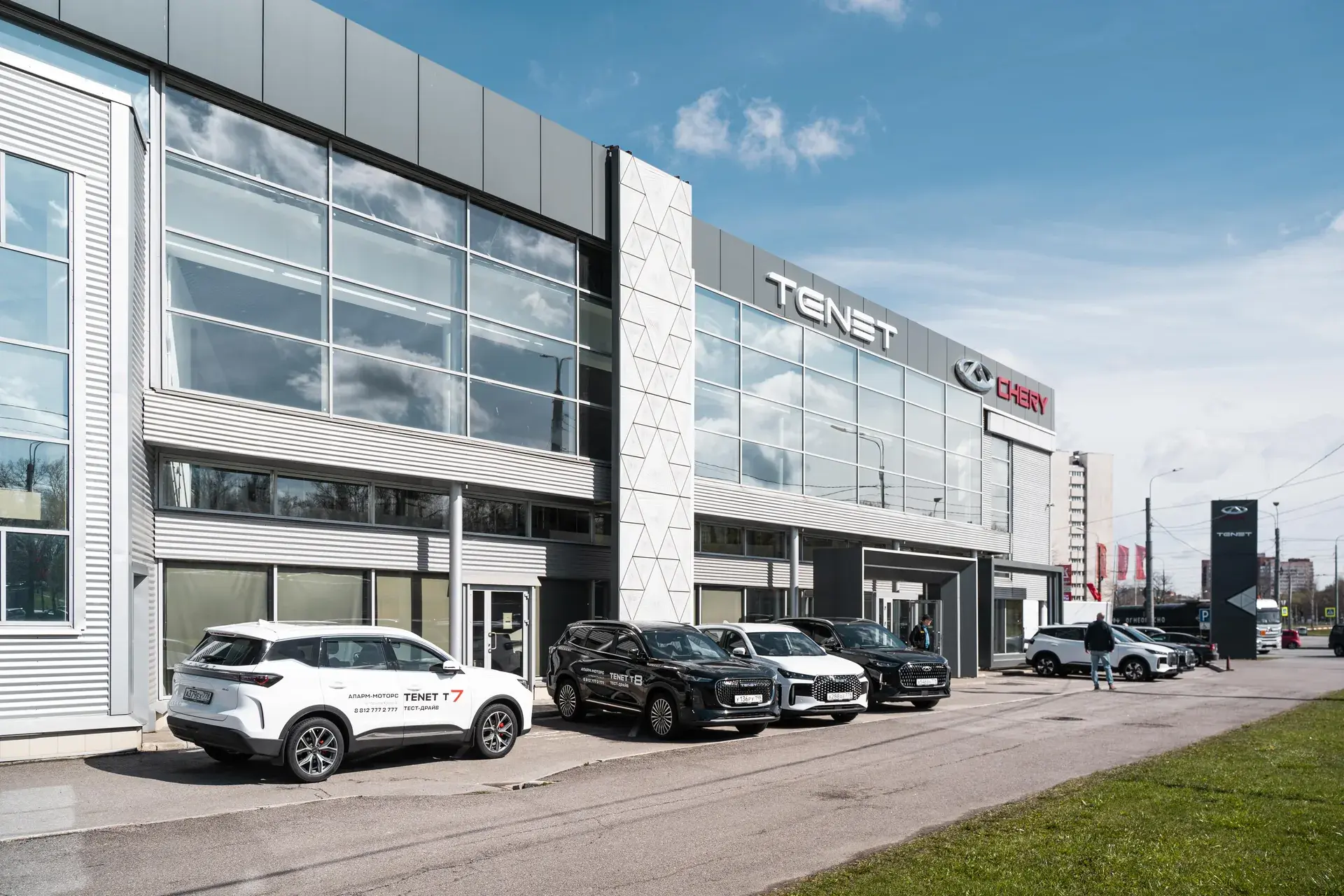 Автомобили TENET T7 и T8 для тест-драйва у салона Аларм-Моторс в Санкт-Петербурге
