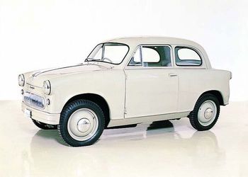 Первая модель - компактная малолитражка Suzulight