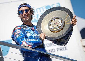 АЛЕКС РИНС ИЗ SUZUKI ECSTAR СТАЛ ПОБЕДИТЕЛЕМ В ФИНАЛЬНОМ РАУНДЕ MOTOGP 