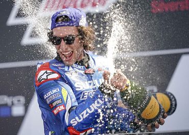 ГОНЩИК SUZUKI ECSTAR ВЫИГРАЛ ГРАН-ПРИ В СИЛЬВЕРСТОУНЕ