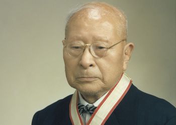 Мичио Сузуки разрабатывает модель ткацкого станка