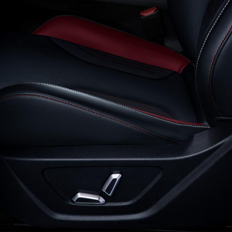 Сиденье водителя с электроприводом*