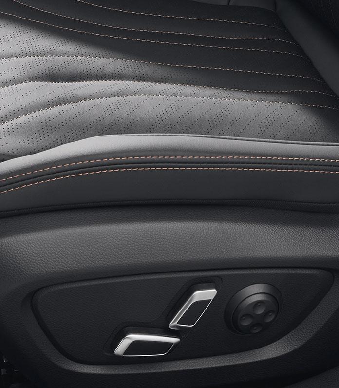 Передние сиденья с электроприводом и вентиляцией