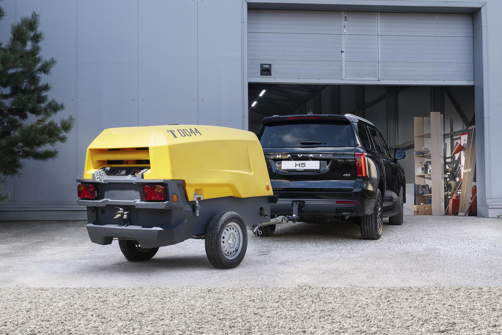 ПРИСПОСОБЛЕН К ПЕРЕВОЗКЕ ПРИЦЕПОВ