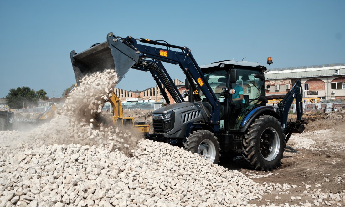 Компактные тракторы для строительных площадок погрузят песок и щебень, выкопают траншею, перевезут грузы