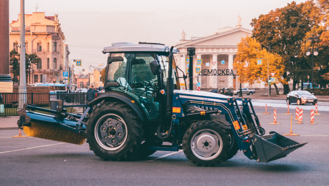 Почистит дорогу и уберет снег отвалами, снегоуборщиками и щетками