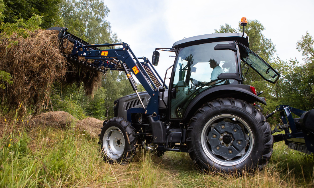 Заготовит сено: покос, сбор в тюки и транспортировка