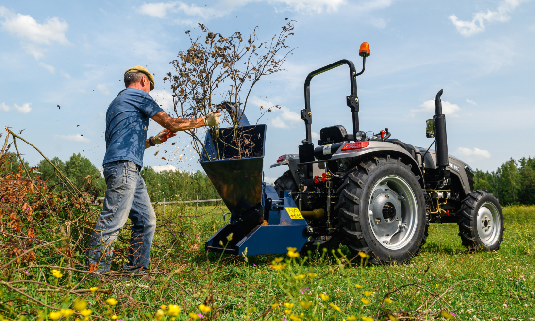 Приведет в порядок обочину, измельчит сухую поросль и старые деревья