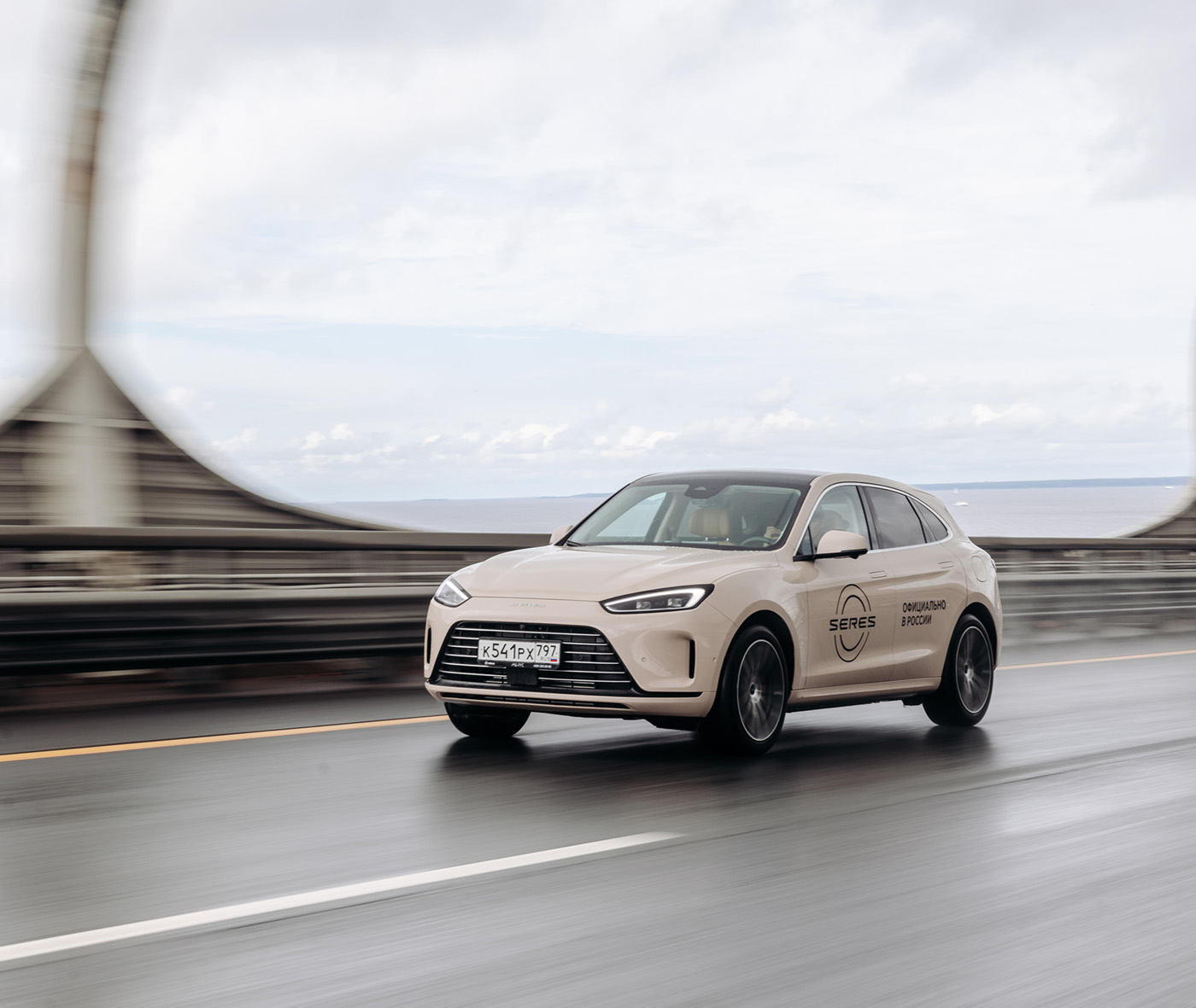 За летний период объем продаж премиальных кроссоверов AITO SERES увеличился более чем на 50%