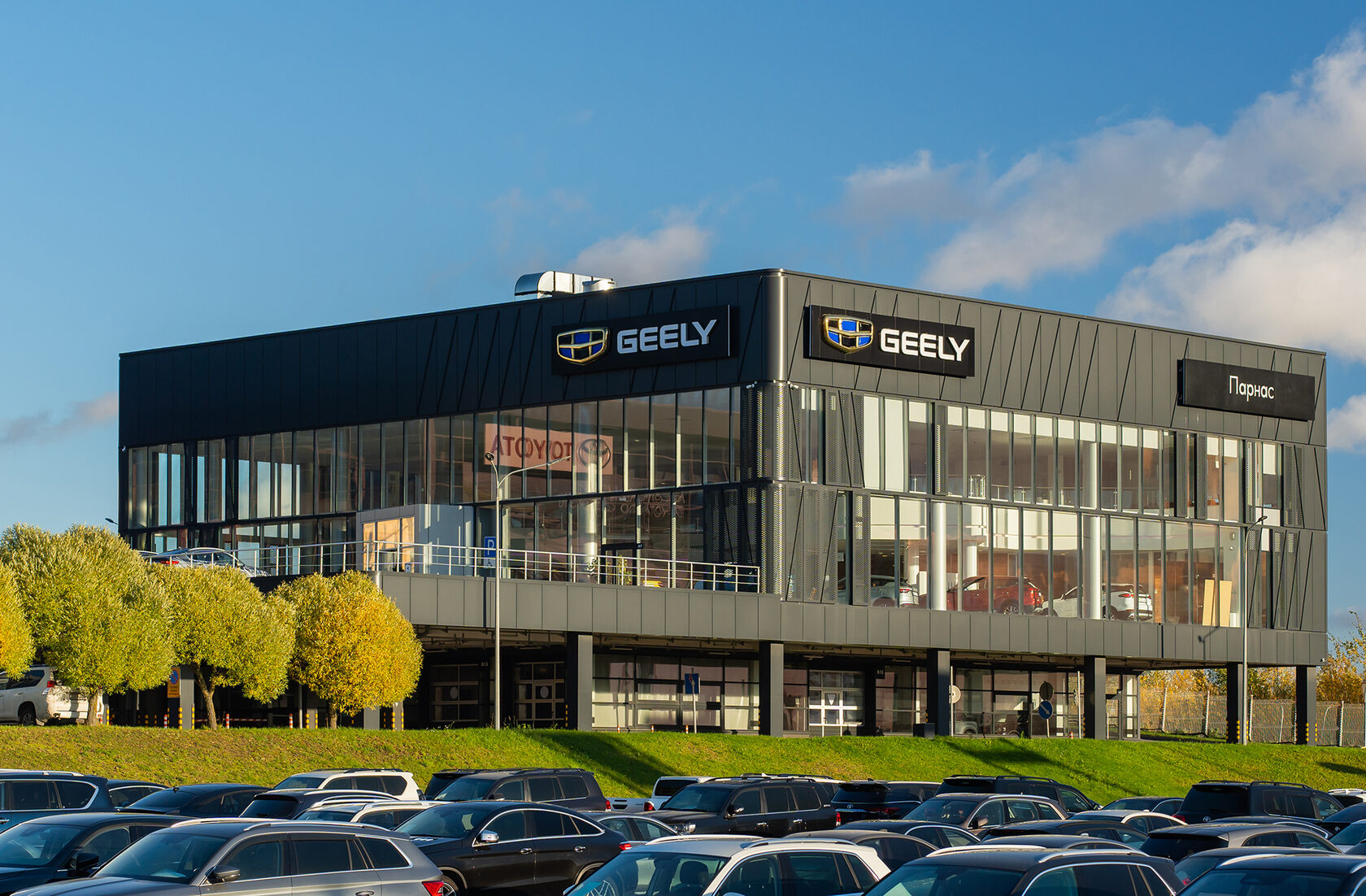 Как купить автомобиль в автосалоне: подробное руководство