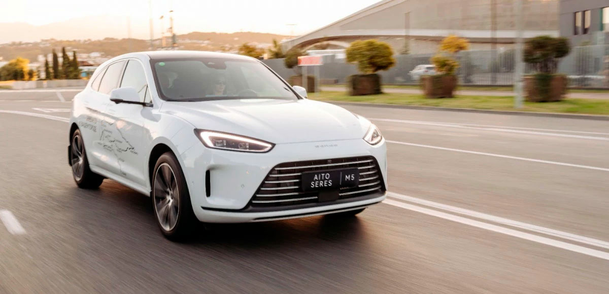 Журнал «5 Колесо». Владельцам гибридов и «электричек» дают скидку в миллион рублей на кроссовер AITO SERES М5