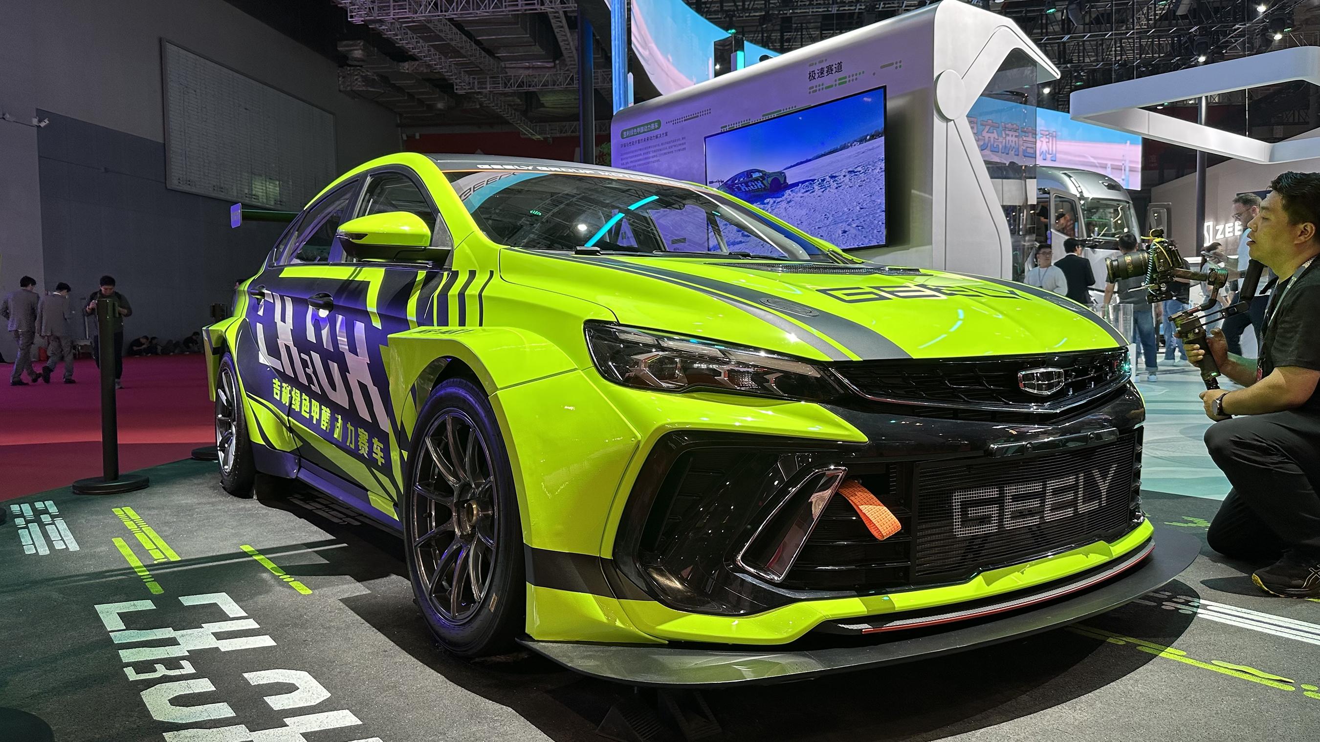 Geely показала первый гоночный автомобиль с метаноловой силовой установкой на Шанхайском автосалоне 2025