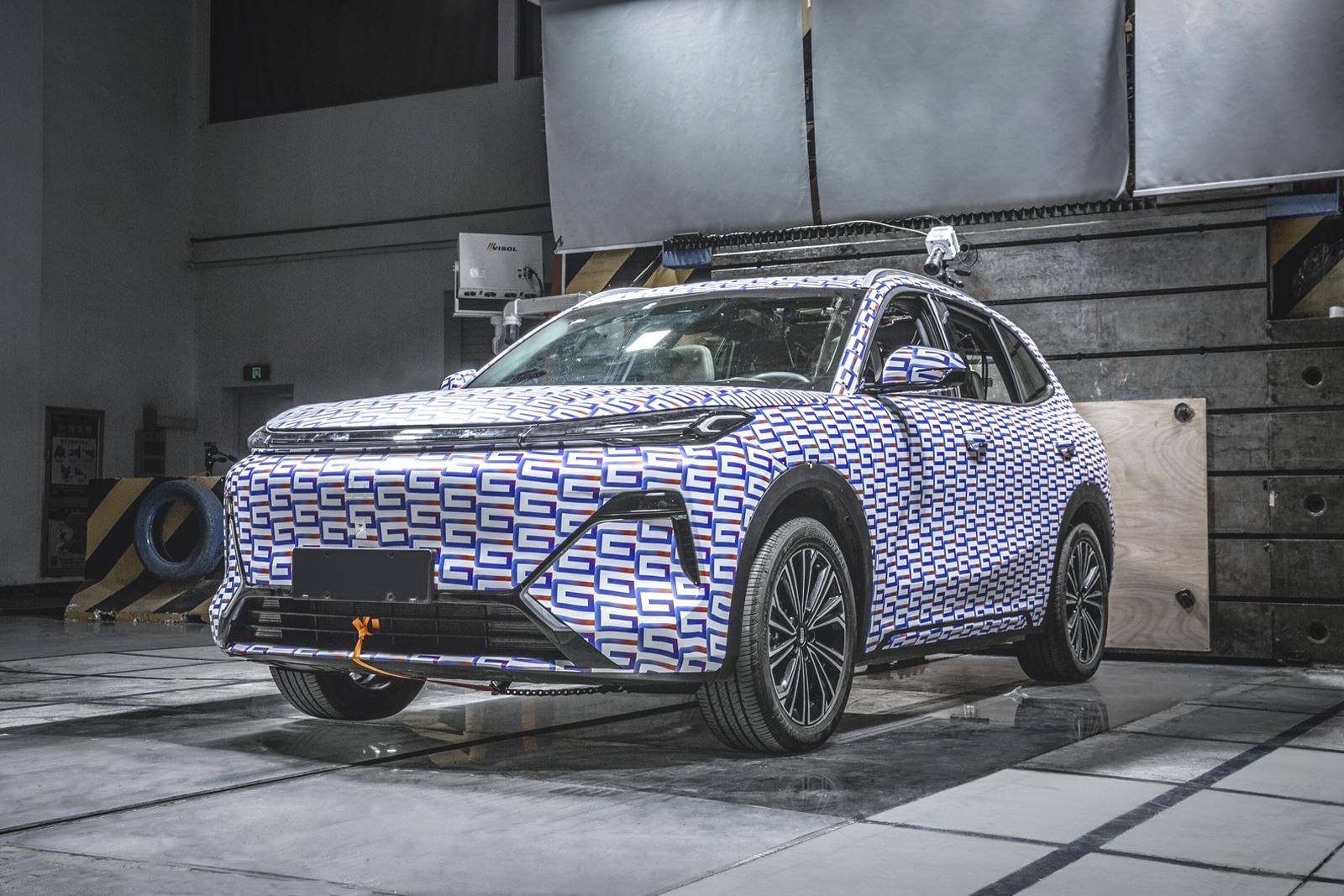 Высокие стандарты Geely: компания представила Лабораторию технологий безопасности автомобилей международным СМИ