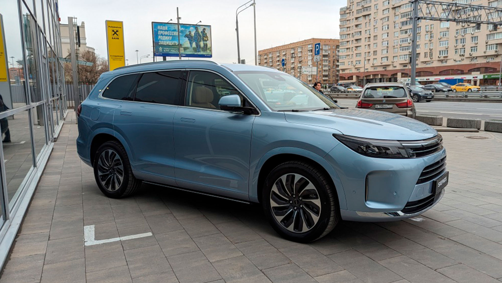 Китайские автомобили. 5 мест и самая низкая цена. В России появились новые комплектации кроссовера Seres M7