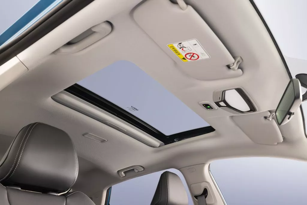 Люк с электроприводом и шторкой*