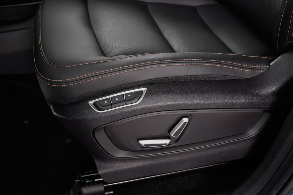 Передние сиденья с электроприводом