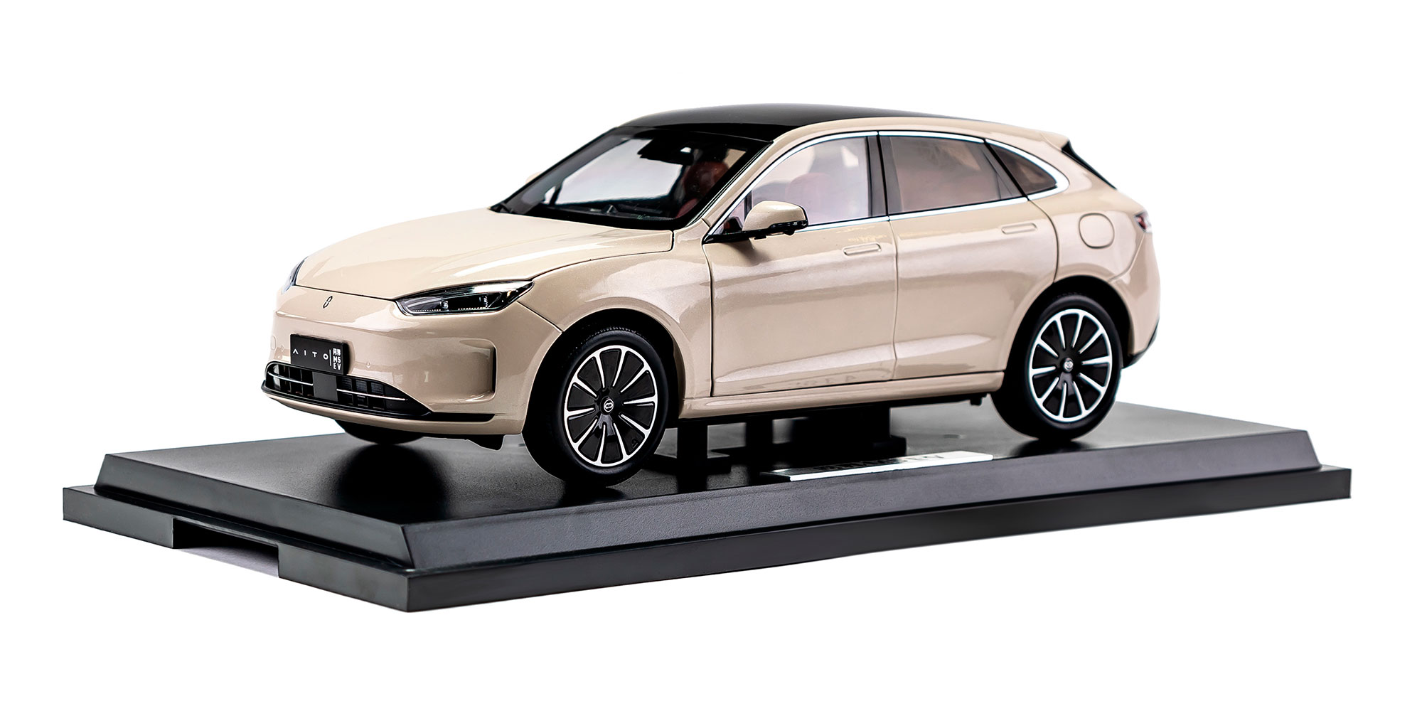 Модель автомобиля AITO M5, размер 1:18.  Цвет: Галактический бежевый