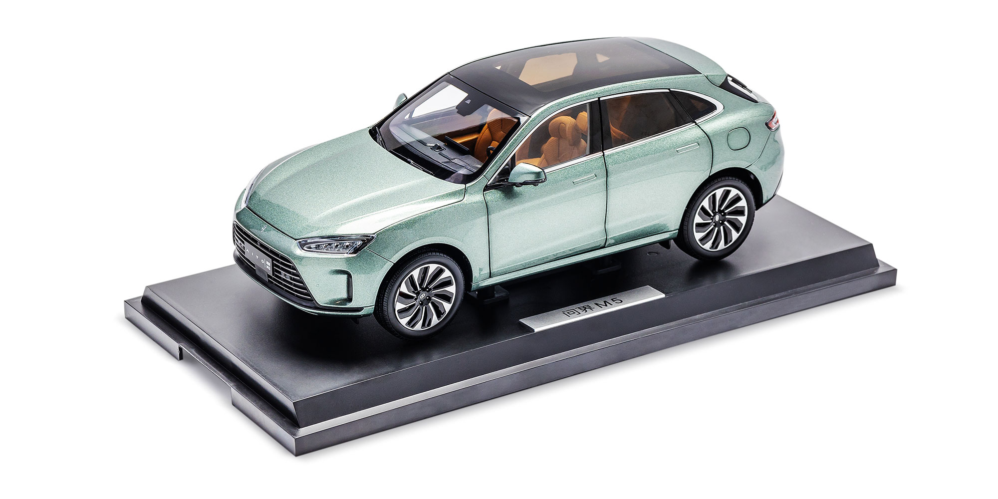 Модель автомобиля AITO M5, размер 1:18.  Цвет: зеленая морозная сосна