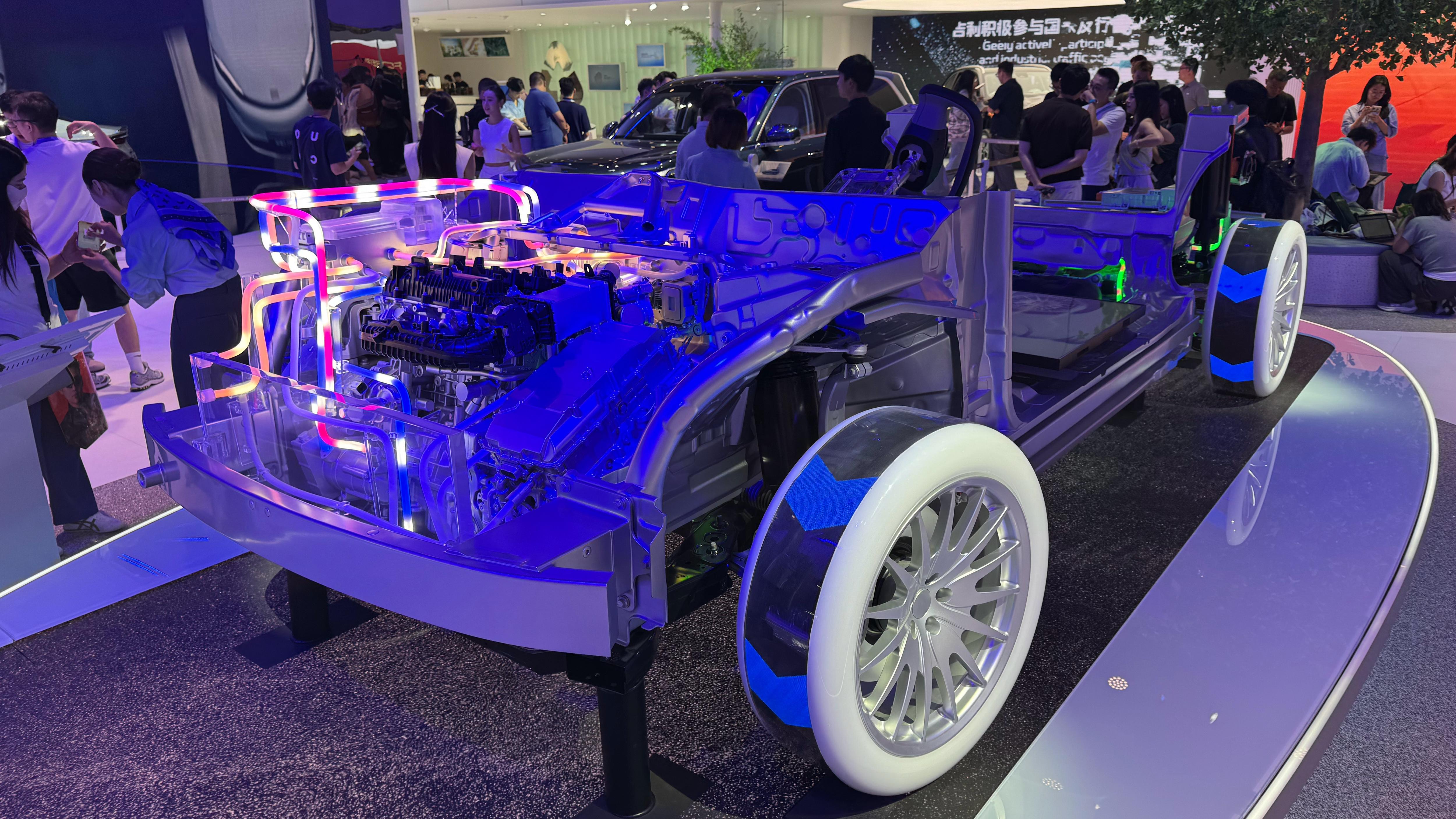 Geely представила инновационные технологии на 28-м Международном автосалоне в Чэнду 2025