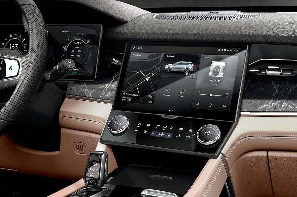 Центральная панель с двумя сенсорными экранами — 12” и 6” 