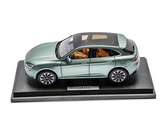 Модель автомобиля AITO M5, размер 1:18.  Цвет: зеленая морозная сосна