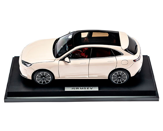 Модель автомобиля AITO M5, размер 1:18.  Цвет: Галактический бежевый