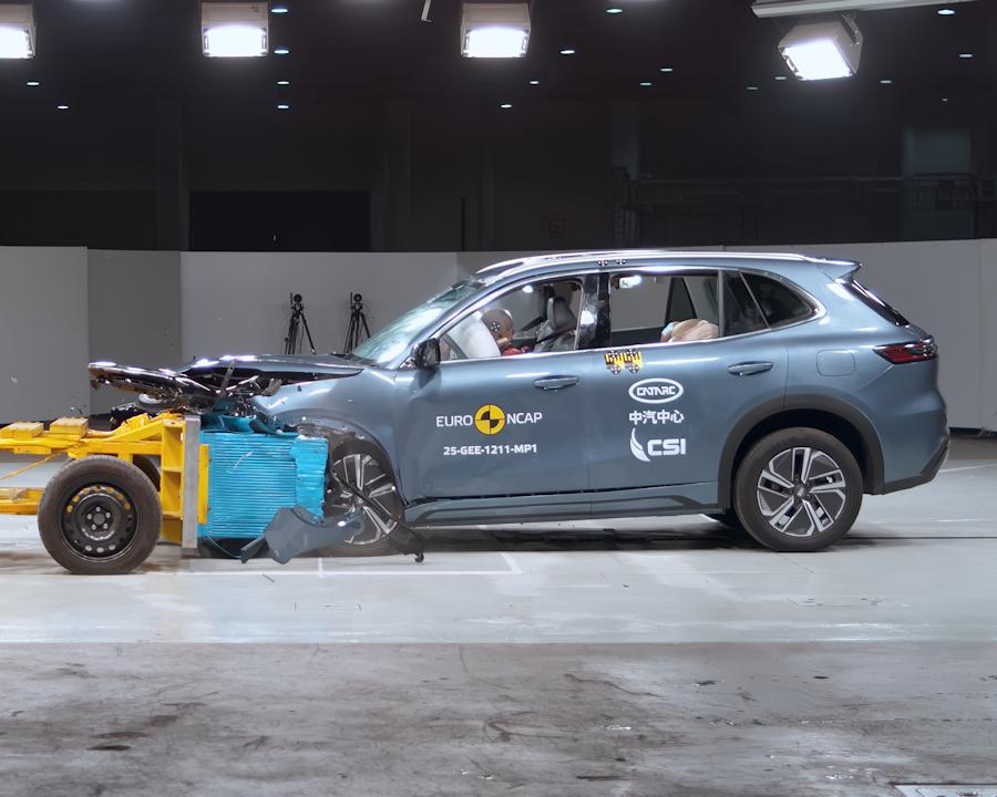 Гибридный кроссовер Geely EX5 EM-i получил высшую оценку за безопасность по системе Euro NCAP