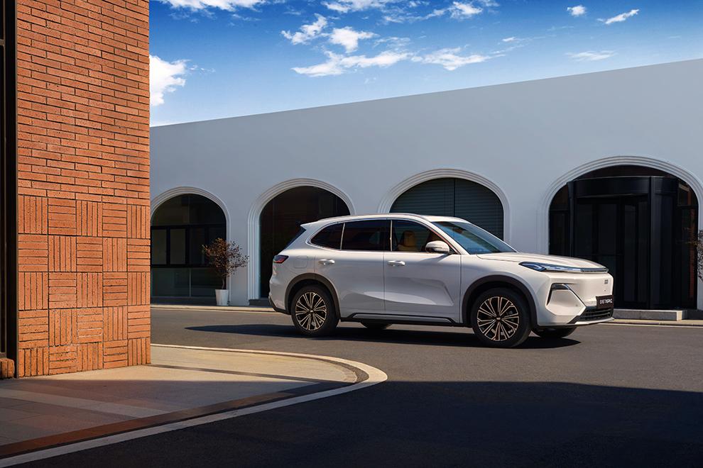 Гибридный кроссовер Geely EX5 вошел в число лидеров российского рынка в сегменте по итогам августа